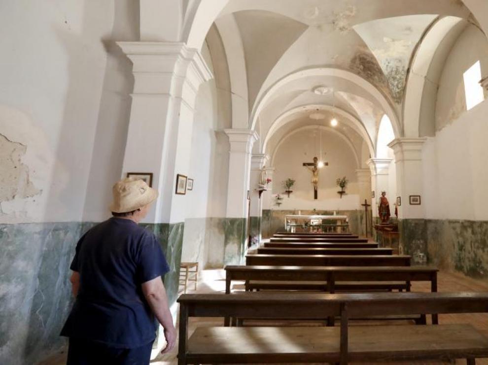Una feligresa recorre la iglesia de Toril, sin misas en invierno.
