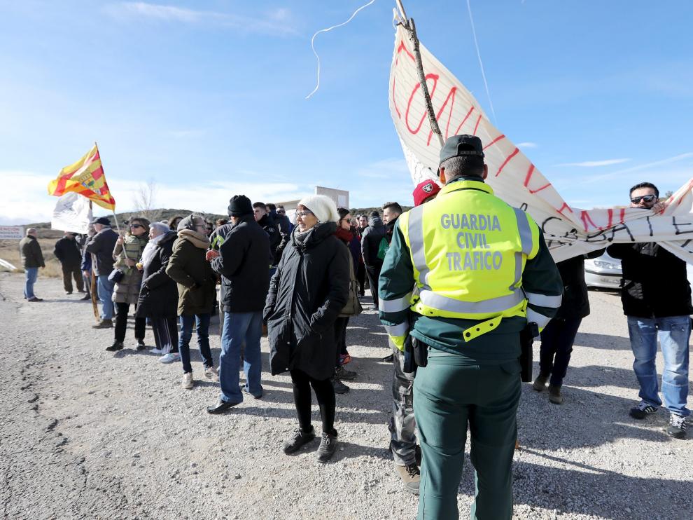 Concentración de protesta junto a la A-222 por la cesión de la pista de acceso a Armillas para el transporte de arcillas.