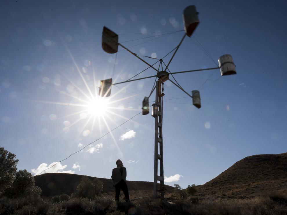 Guimerá, junto a uno de los dos molinos artesanales de viento que inmortalizó en su filme 'Gira'.