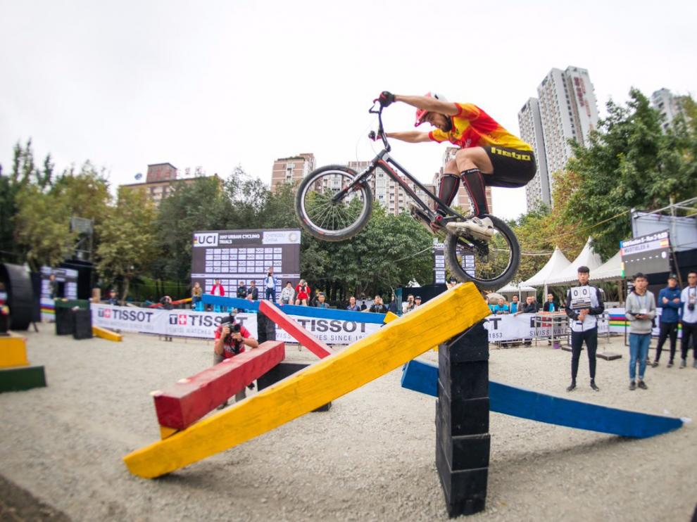 Abel Mustieles, sortea un obstáculo en la final mundialista celebrada en Chengdu (China).