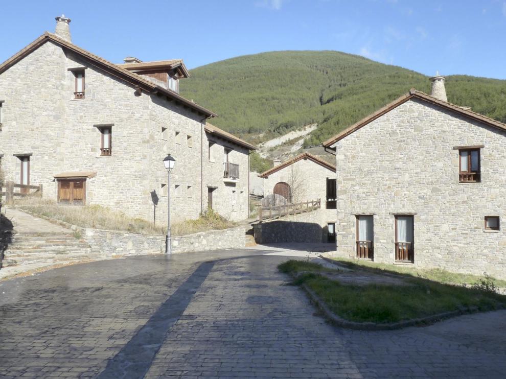 El complejo está formado por edificios de dos alturas y cuenta con 189 apartamentos.