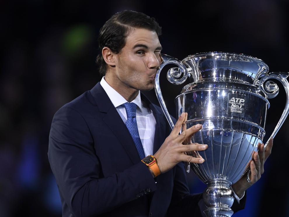Nadal con el trofeo de número uno.