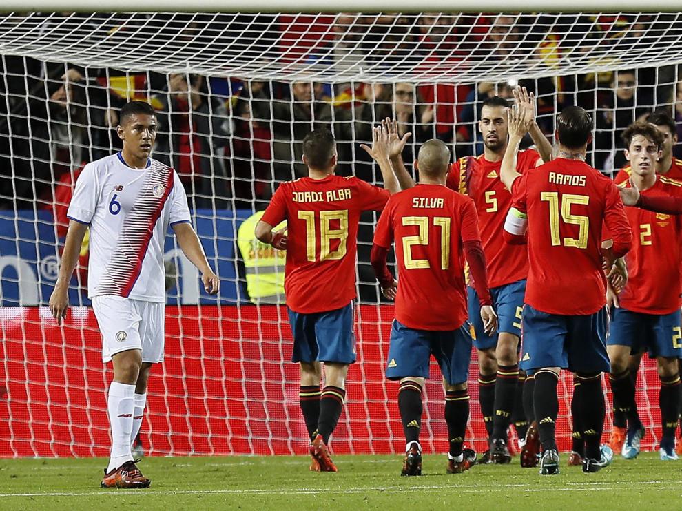 Los jugadores de La Roja festejan uno de los goles.