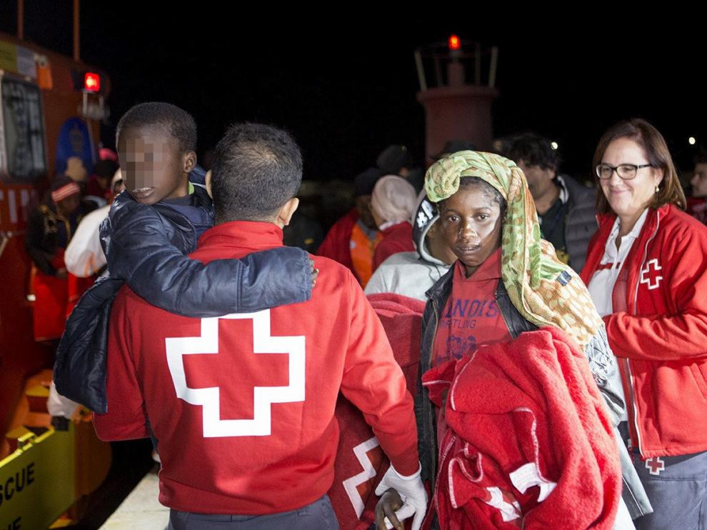 Los rescatados presentan aparente buen estado de salud y serán trasladados hasta el puerto de Almería.