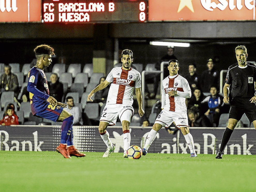 Lluís Sastre y Chimy Ávila atienden al balón ante el control de Vitinho. Junto a ellos el árbitro.