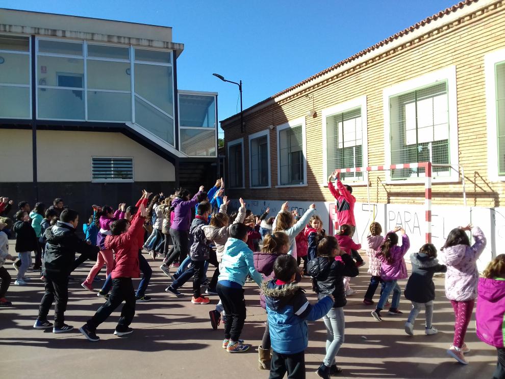 Baile en el recreo del colegio Ramón y Cajal de La Joyosa.
