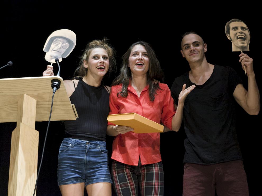 Ana Castrillo, de D'Click, recoge el premio al mejor espectáculo, flanqueada por Su y Giú.