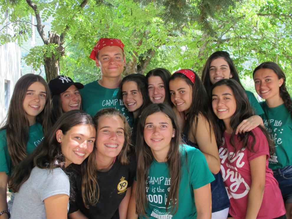 Jóvenes participantes en actividades de YMCA.
