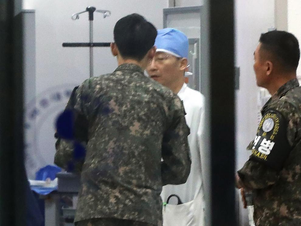 Militares surcoreanos hablan con un médico en un hospital