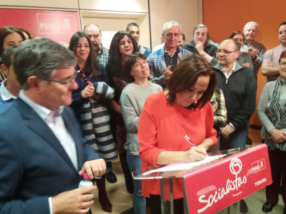 Mayte Pérez firma su candidatura a las primarias para elegir el secretario general del PSOE de Teruel junto al secretario saliente, Vicente Guillén.