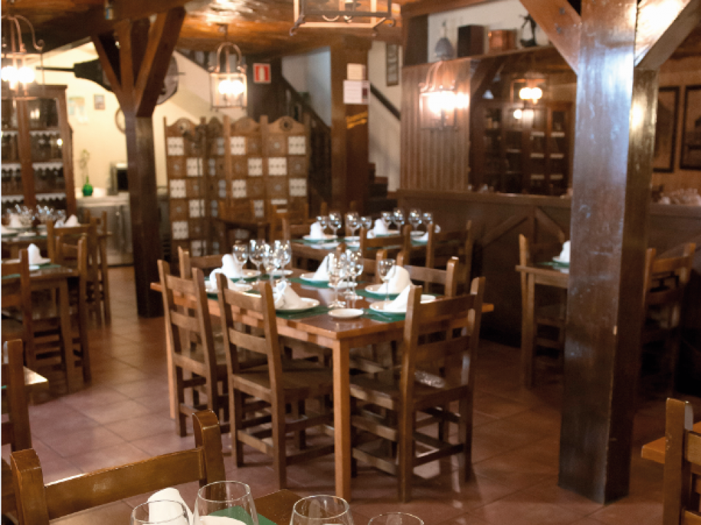 La decoración rústica del establecimiento Asador La Fragua propone un ambiente acogedor.