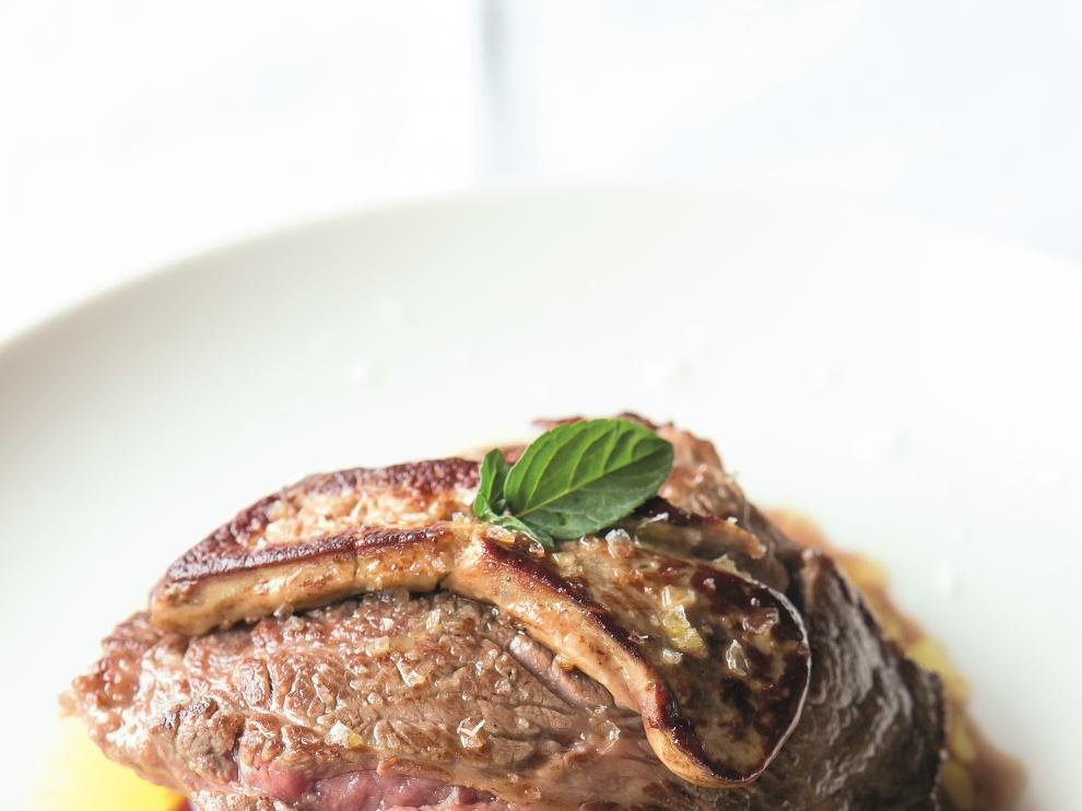 Solomillo de ternera con foie acompañado de manzana confitada.