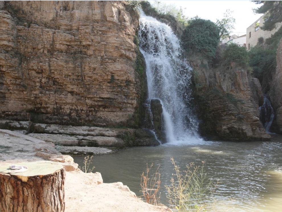 Cascada en el parque municipal de Muel.