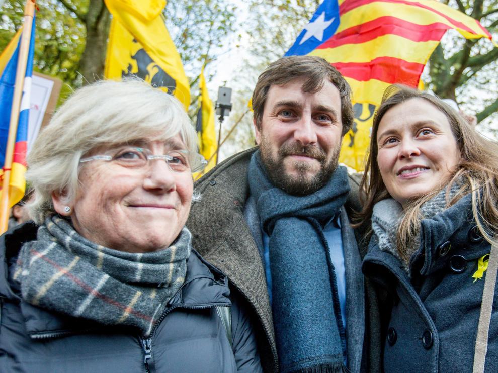 Antoni Comin, con las también exconsejeras catalanas Clara Ponsatí y Meritxel Serret, en una protesta en Bruselas.