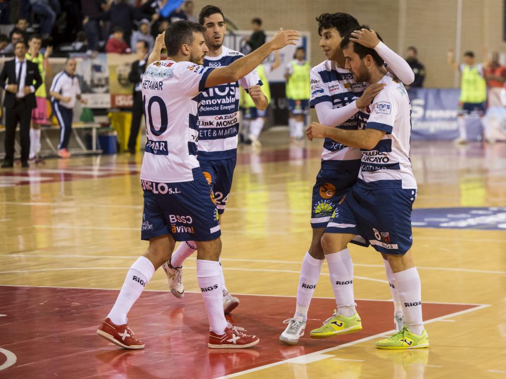 Los jugadores del Ríos Renovables celebran uno de los goles marcados ayer en el Siglo XXI.