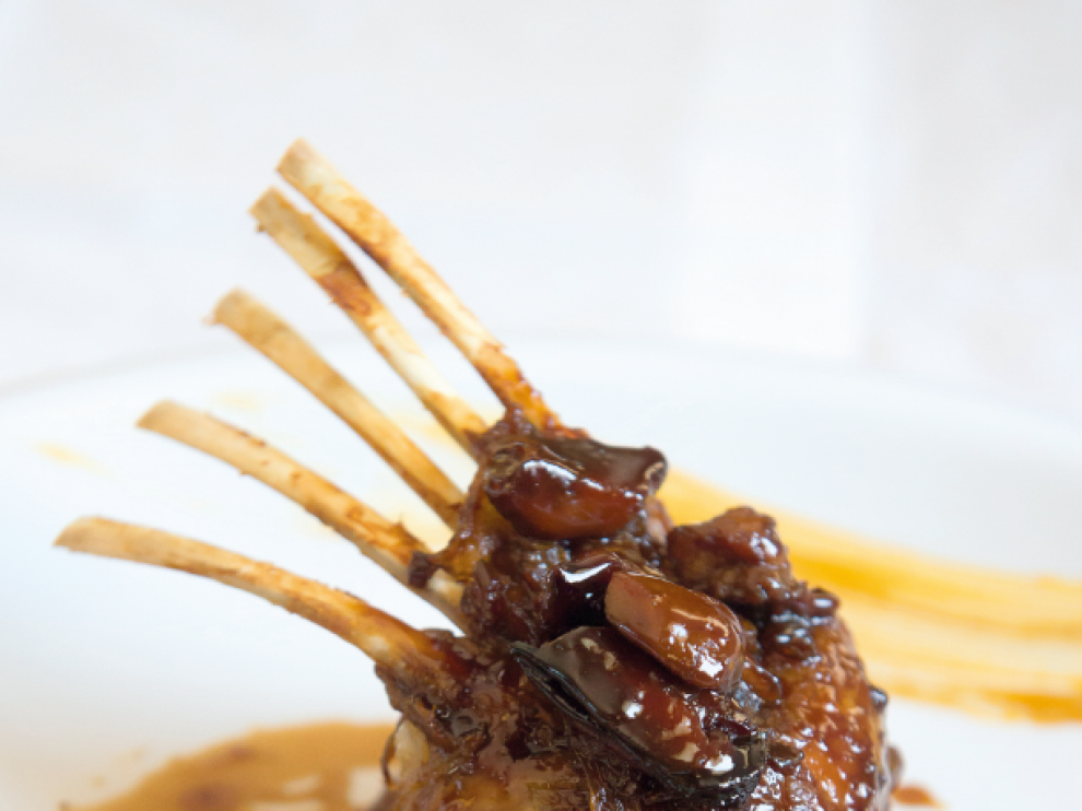 Cabrito del valle de Oroel a dos cocciones sobre lecho de patatas panadera, elaborado por el restaurante Molino de Larués.