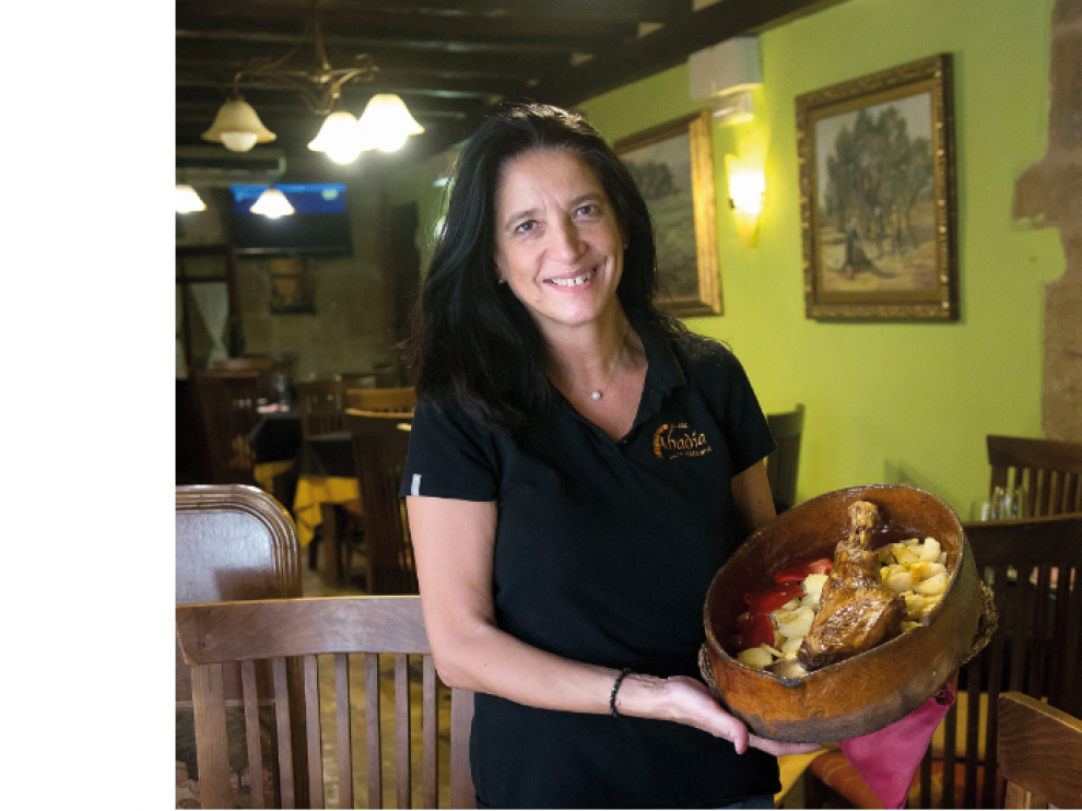 Belén Arcos, la chef de la Abadía de Siétamo, junto con una de sus especialidades.