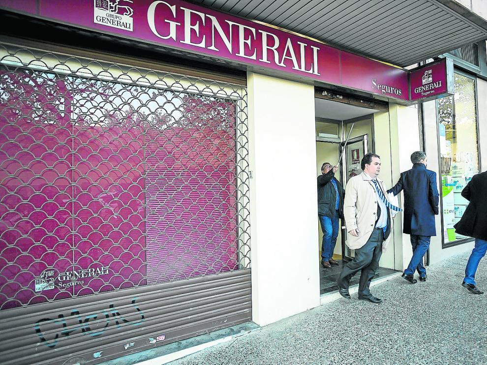 Los trabajadores de la oficina de Las Delicias donde ayer se recibió el último paquete tuvieron que cerrar a la una de la tarde.