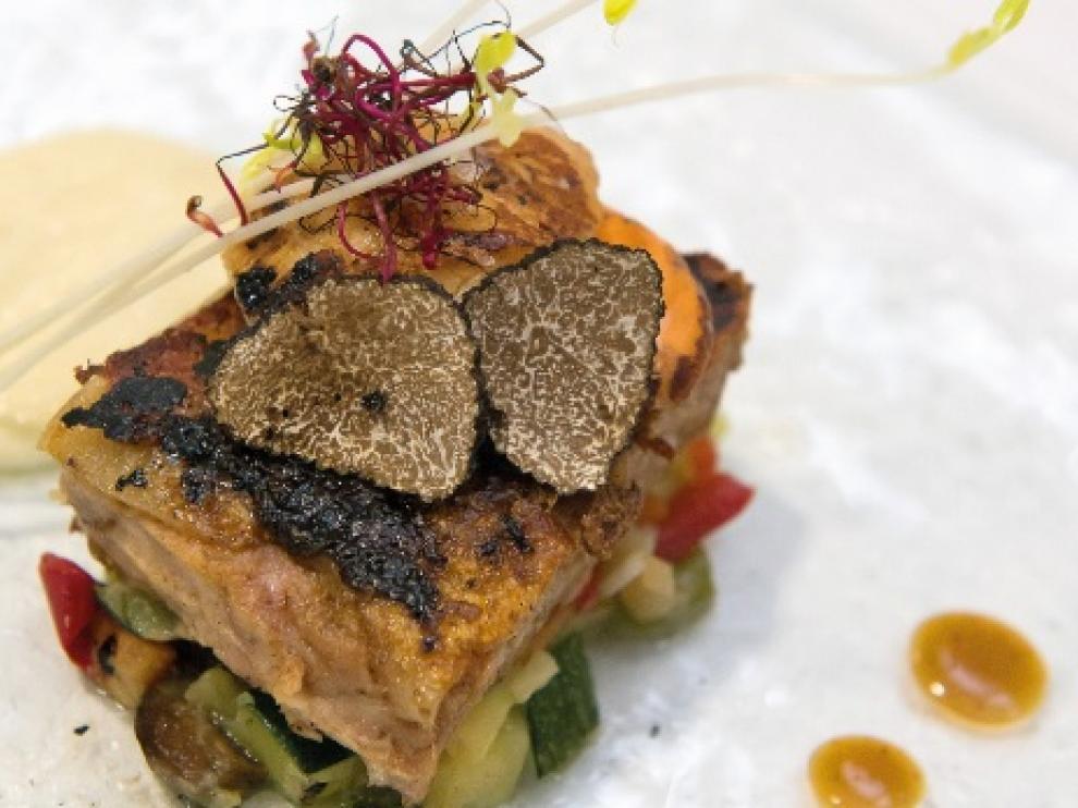 Vieira del Cantábrico sobre prensado de rabos de latón de La Fueva en guiso con trufa de Graus, verduritas del huerto salteadas y crema de nabos.
