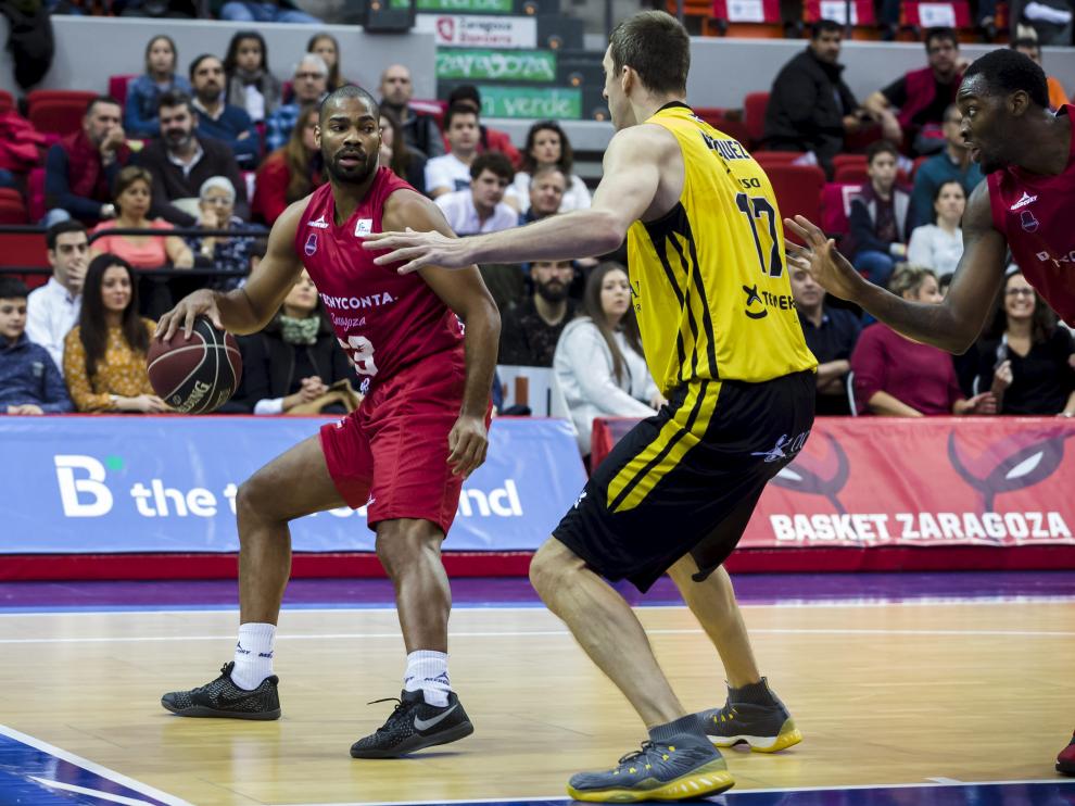 Gary Neal, MVP de la última jornada, ante la defensa de Fran Vázquez durante el Tecnyconta-Tenerife.