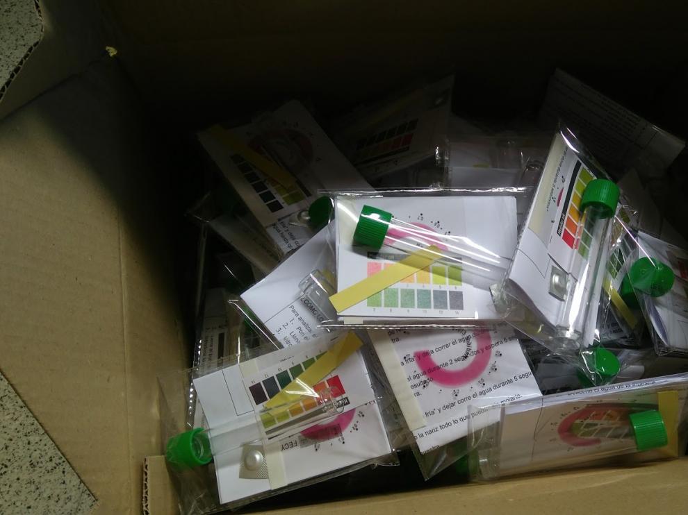Los estudiantes participantes montan los kits, toman las muestras, las analizan por comparación de color según el patrón de colores que reciben e introducen los datos en la web