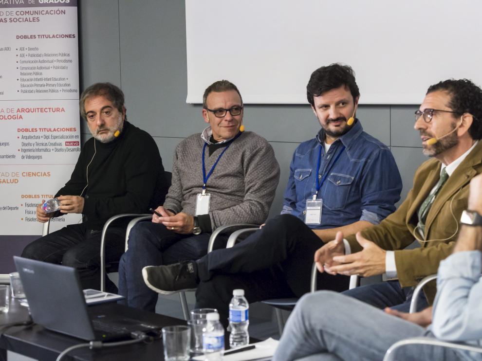 Olivares (a la izquierda) en la mesa redonda sobre narrativas transmedia