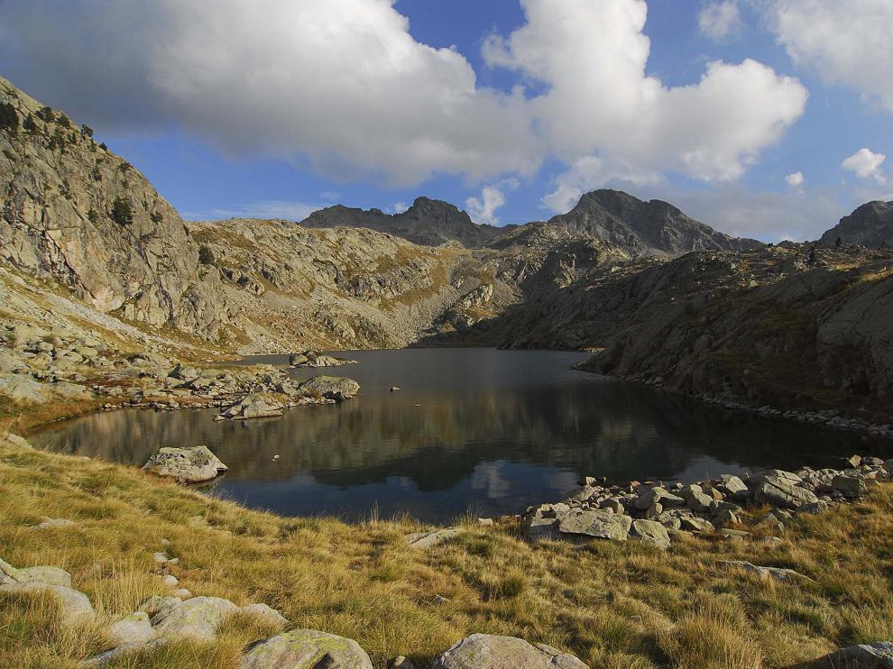Vista del ibón embalse de Brazato (2.432 m de altitud).