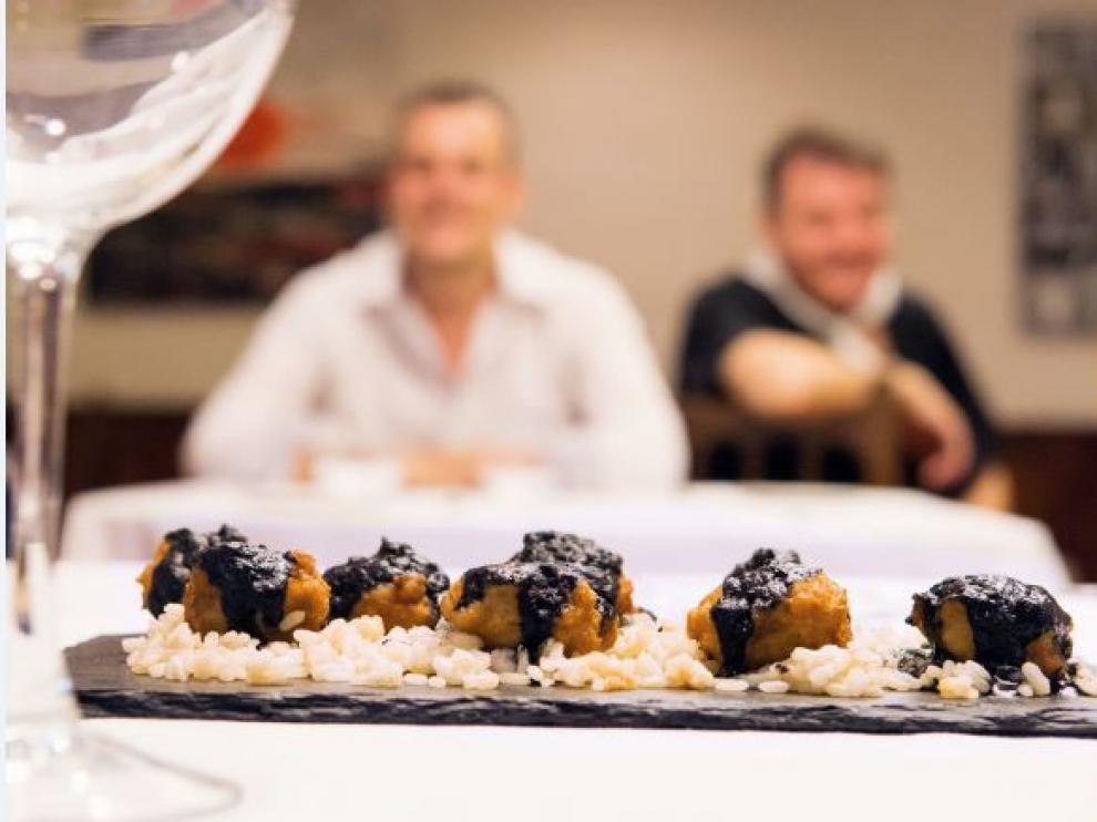 El restaurante El Serrablo ofrece cocina casera en un ambiente tranquilo.