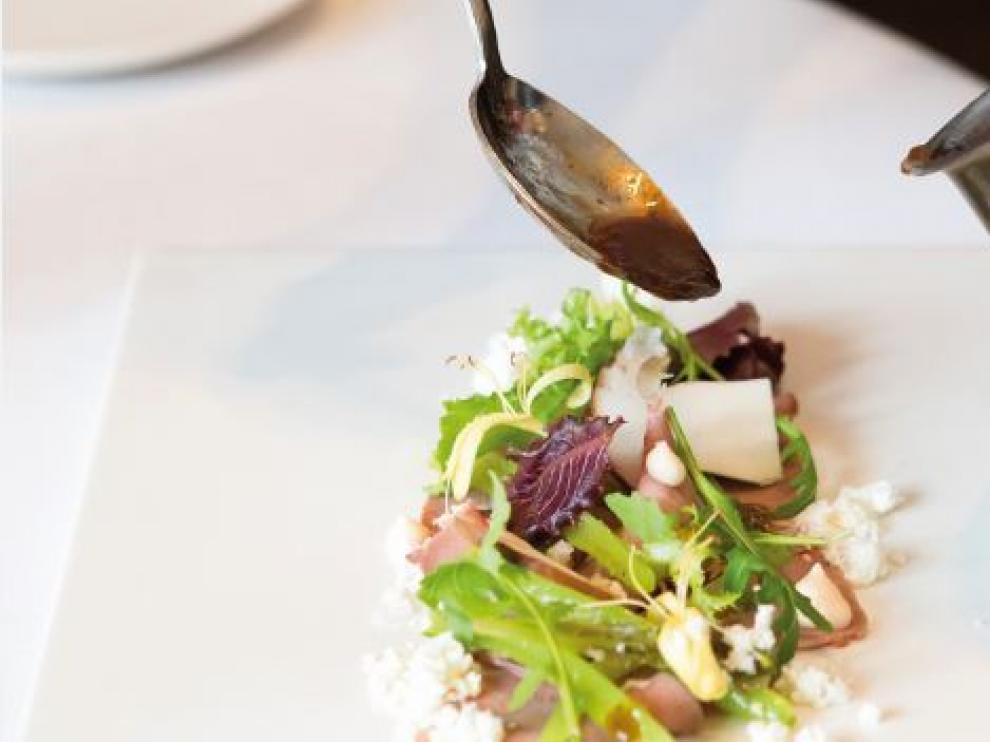 Ensalada de lengua de ternera y borraja, del restaurante Gayarre.