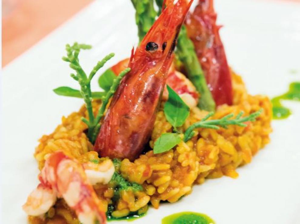 Arroz meloso de carabineros con trigueros y albahaca.