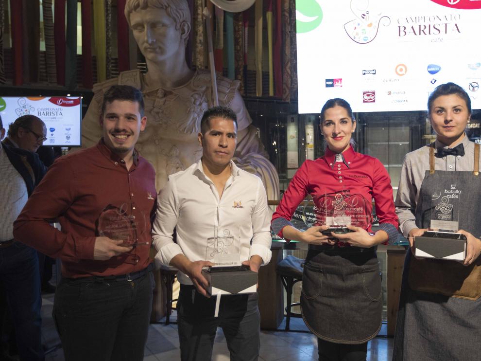 Adrián Cabana, Luis Gómez, Andreea Duti y Taia Zahariya, con los premios que recibieron en Puerta Cinegia.