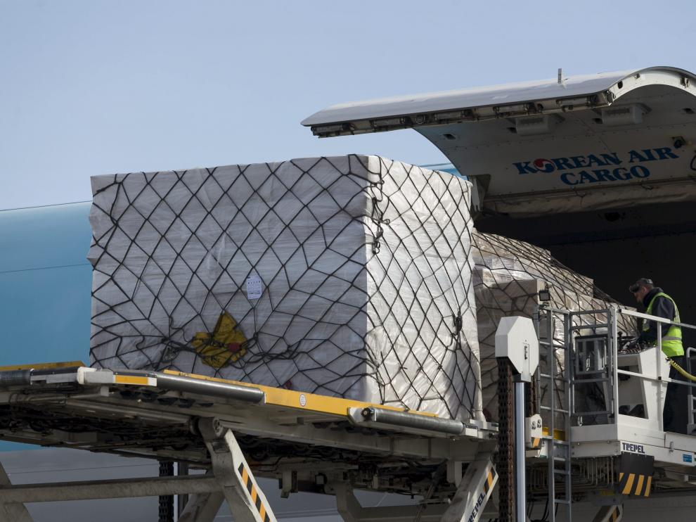 Una plataforma, con capacidad para 14.000 kilos, eleva la mercancía hasta la bodega principal del Jumbo de Korean Air. La carga y descarga de un aparato de este tamaño se alarga más de hora y media gracias a la pericia del personal de las compañías de handling de Groundforce y Swissport.