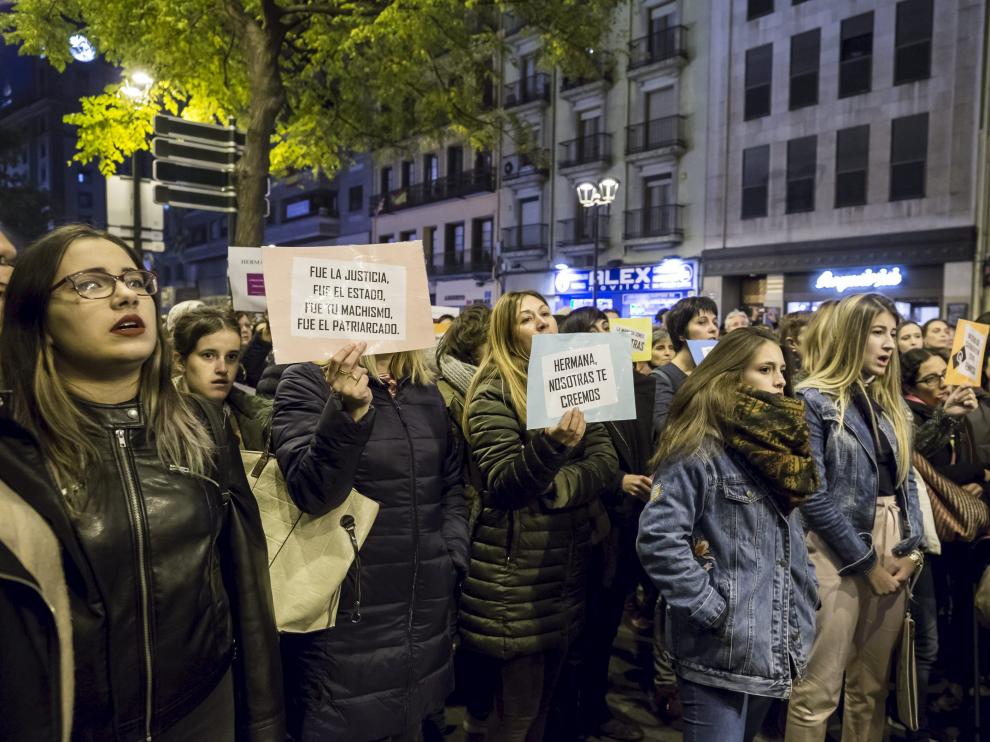 Unas 350 personas se concentraron en Zaragoza al grito de "la manada' somos nosotras"