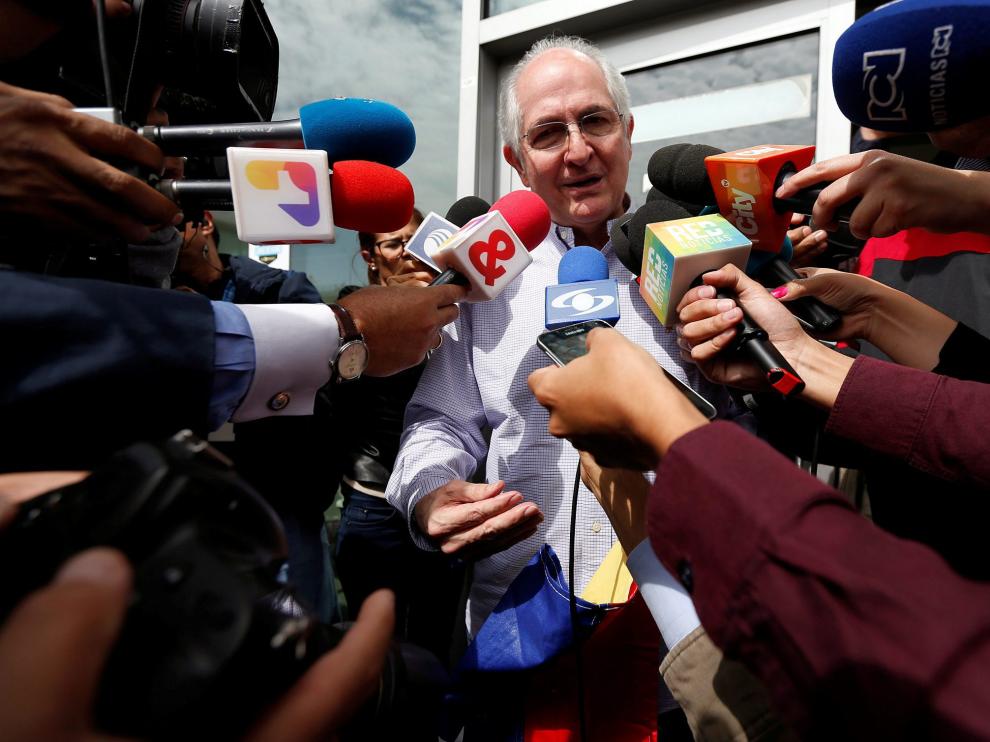 Antonio Ledezma atiende a los medios a su llegada a Bogotá