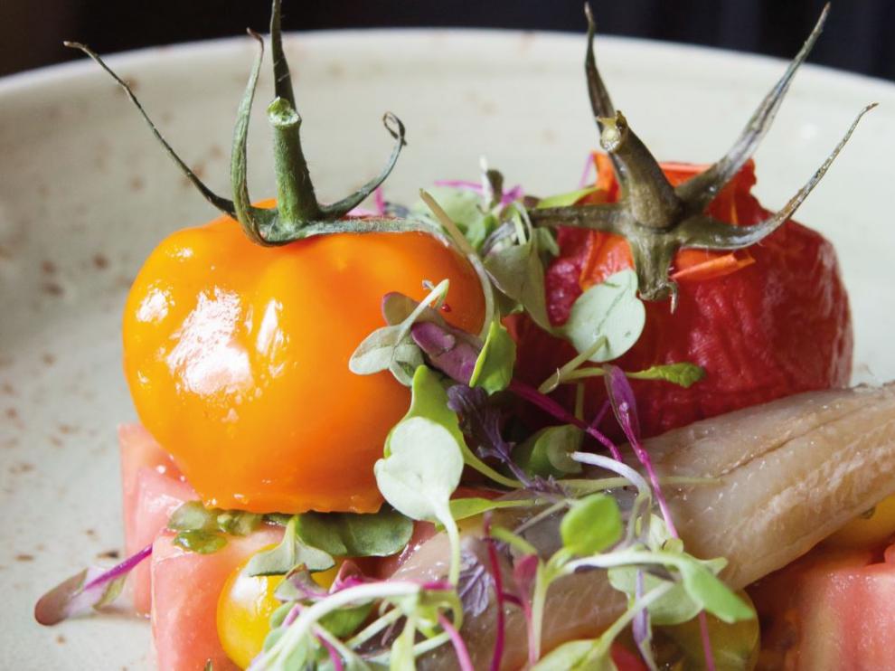 La sugerencia del chef: ensalada de tomates, sardinas marinadas y brandada de bacalao.