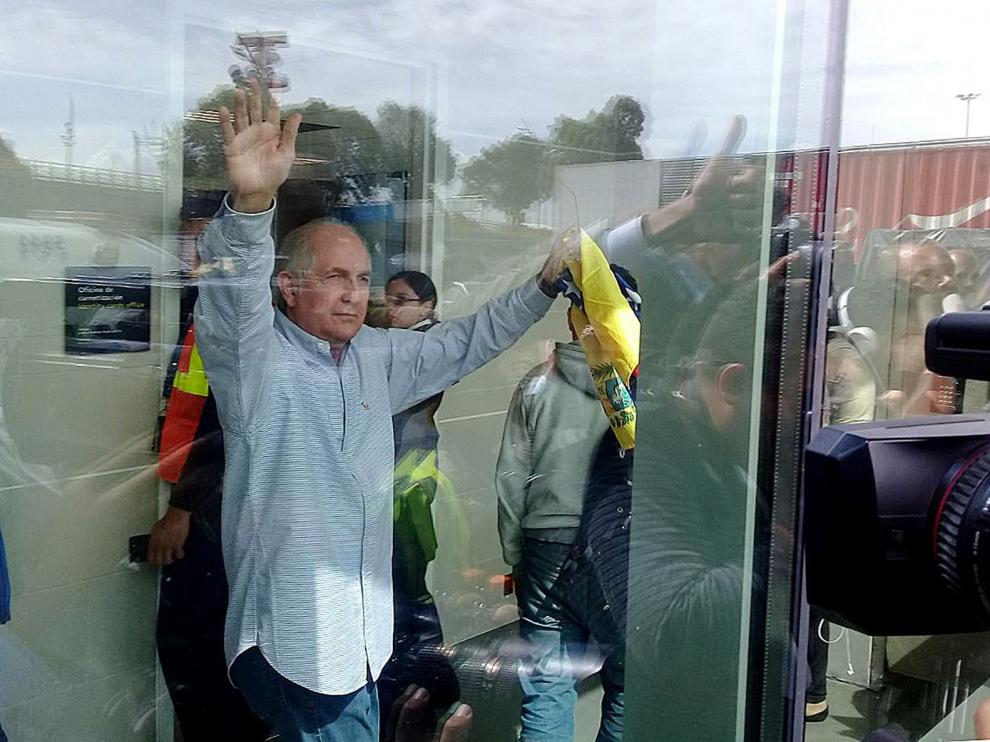 Ledezma saluda a los periodistas en el aeropuerto de El Dorado, en Bogotá.