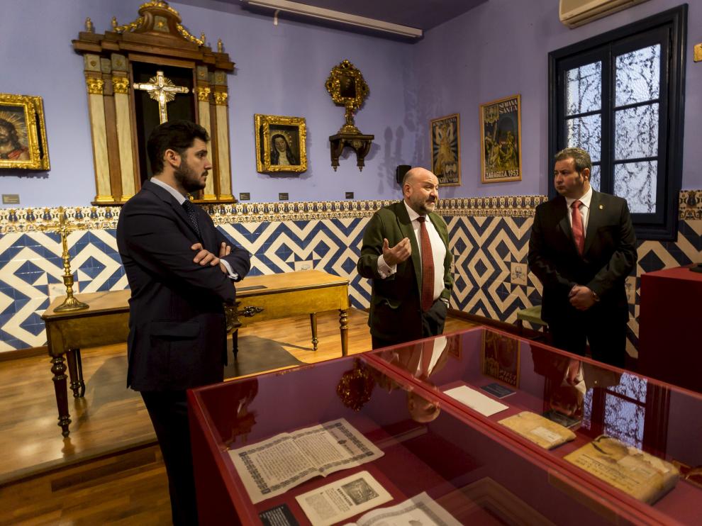 Ignacio Navarro, Wifredo Rincón e Ignacio Giménez, presidente de la Hermandad, en la sala capitular, comentando detalles de alguna de las piezas