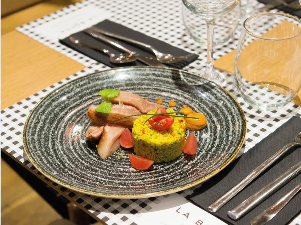 Ventresca de atún de almadraba sobre tabulé de verduras y pesto de tomates secos.