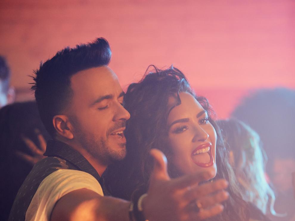 Luis Fonsi y Demi Lovato en el videoclip de 'Échame la culpa'.
