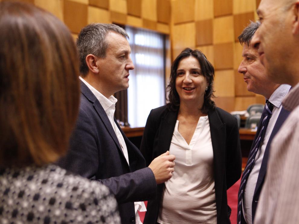 El concejal de Economía, Fernando Rivarés (izquierda) se dirige al portavoz adjunto del PSOE, Javier Trívez.