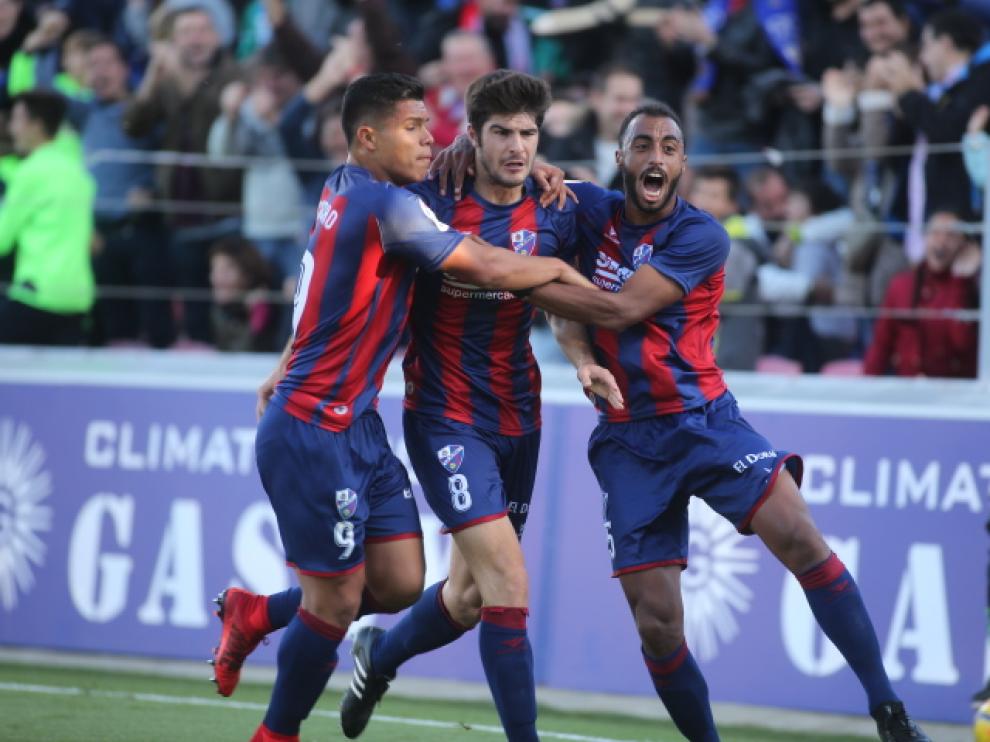 Cucho, Melero y Akapo celebran un gol del Huesca frente al Tenerife.