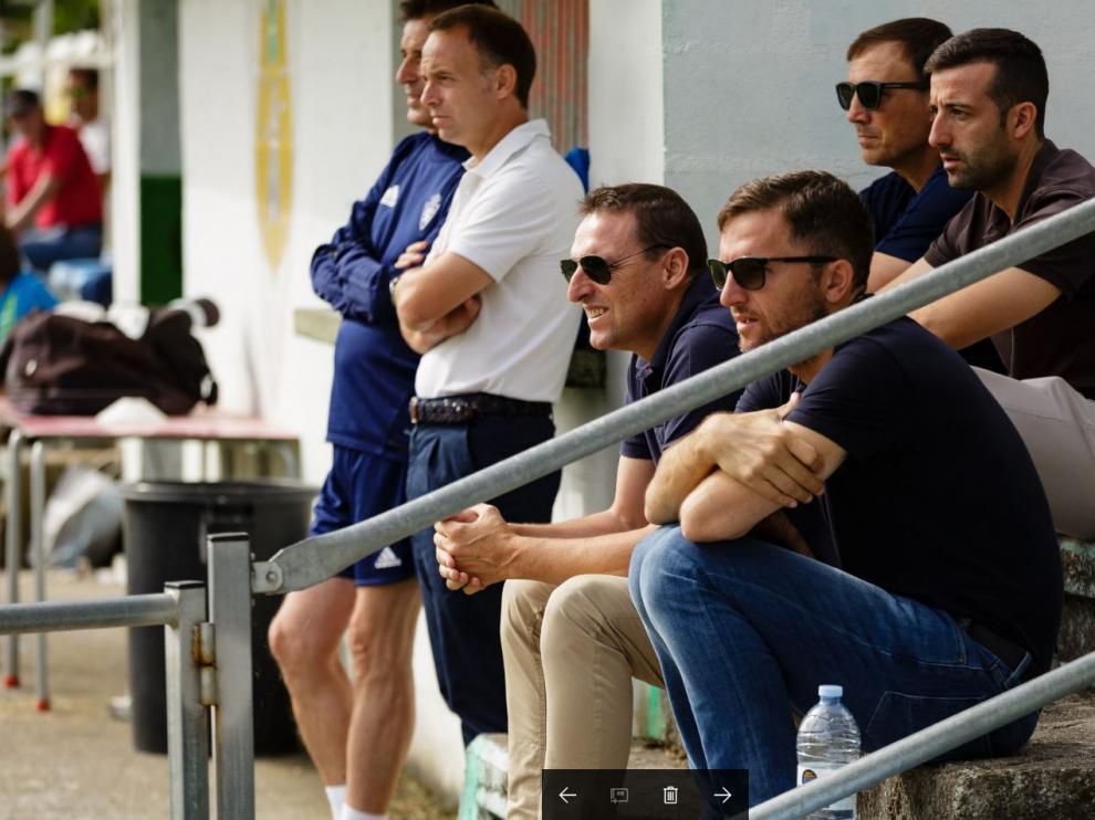 Luis Carlos Cuartero, junto al director deportivo Lalo Arantegui, el pasado verano en la concentración de Boltaña (Huesca). Detrás, el secretario técnico, José Mari Barba y el delegado, Alberto Belsué. Al lado, de pie, el presidente, Christian Lapetra, junto al médico, Honorio Martínez.
