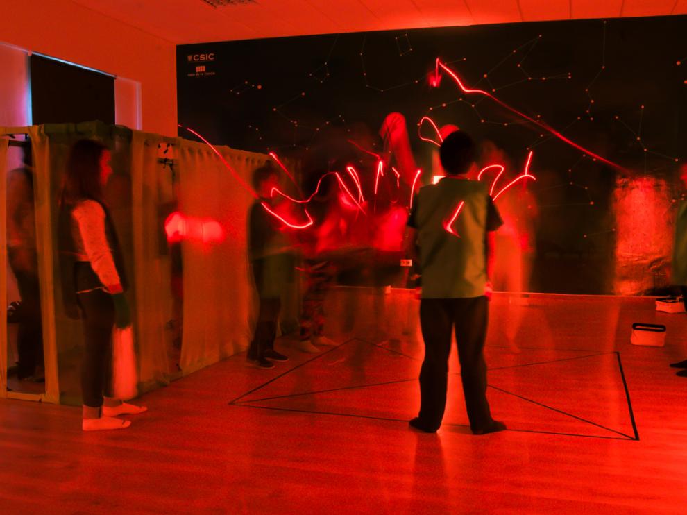 El taller de Biomoléculas en danza combina luz, música, expresión corporal y baile