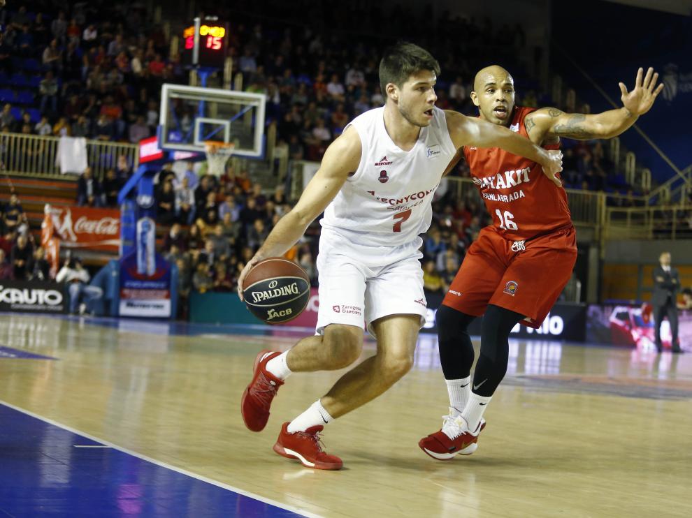 Jonathan Barreiro sube el balón, durante el partido del pasado sábado ante el Fuenlabrada.