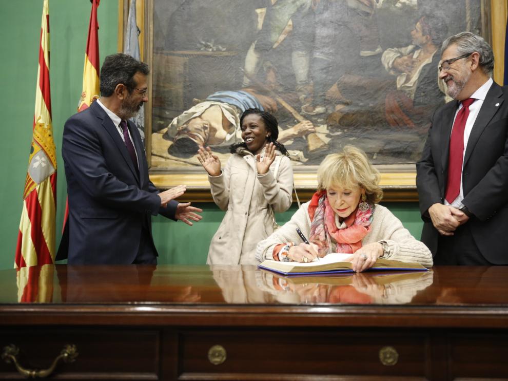 El vicerrector Francisco Beltrán, la becada Asantewaa Gyimah, la presidenta de la Fundación Mujeres por África Mª Teresa Fernández de la Vega; y el Rector, José Antonio Mayoral.