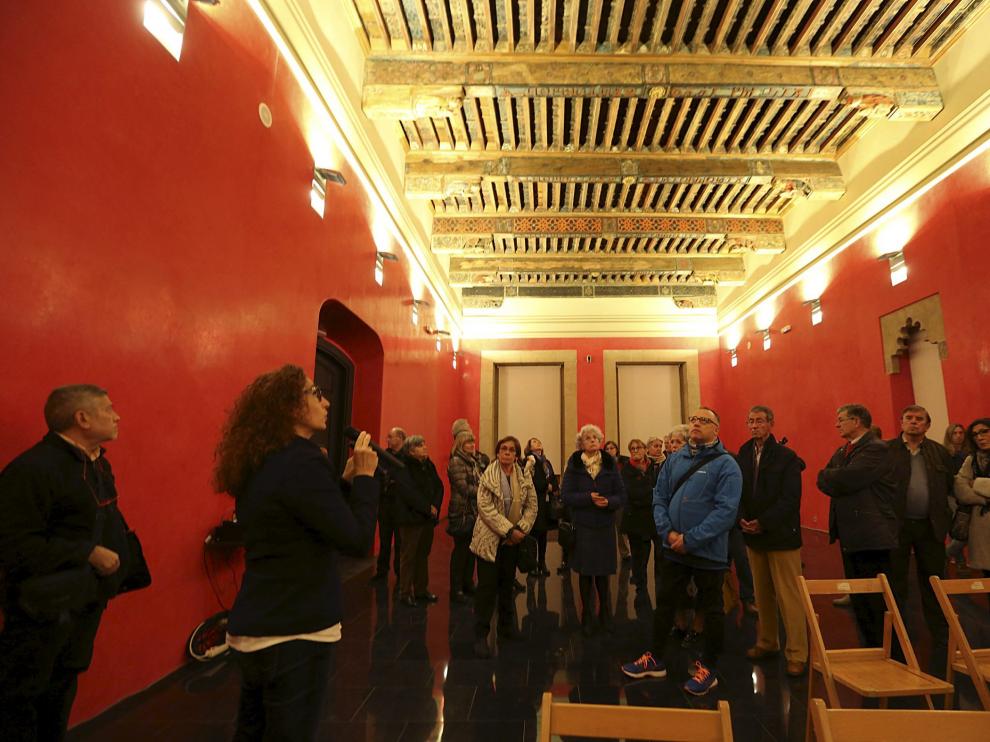 Un grupo de visitantes que se acercó este lunes a contemplar el alfarje restaurado del salón del Tanto Monta