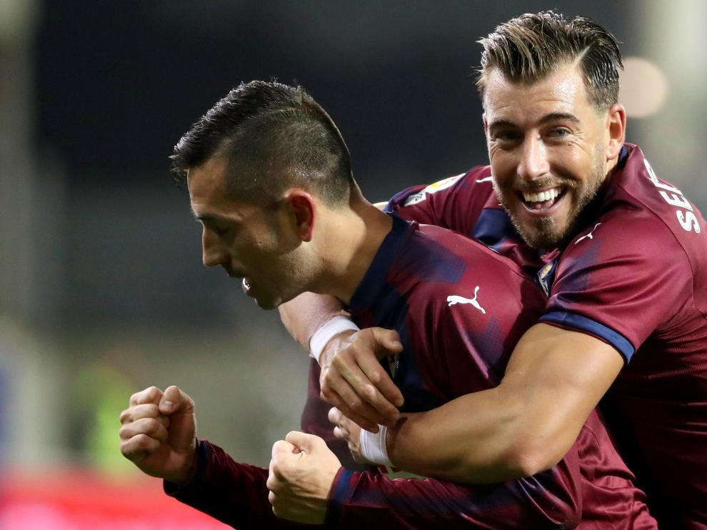 El delantero del Eibar Charles es felicitado por su compañero Enrich tras marcar el tercer tanto.