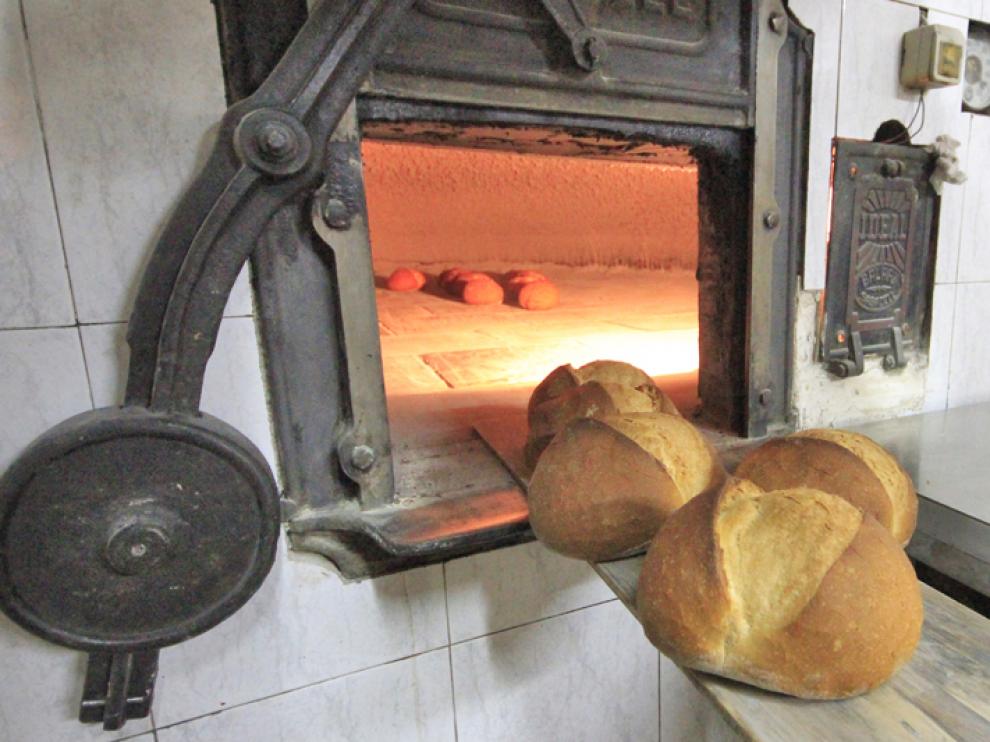 Horno de leña con pan redondo del obrador Llerda
