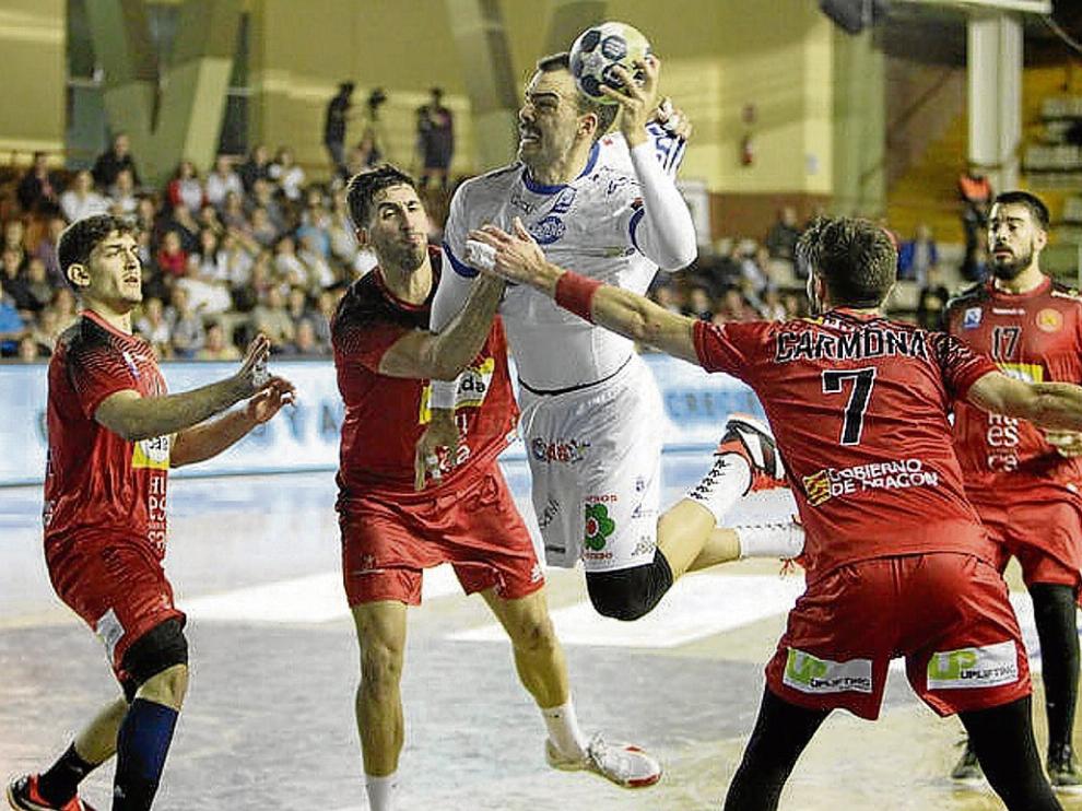 Carmona, del Bada Huesca, trata de evitar el lanzamiento de un rival, ayer en León.