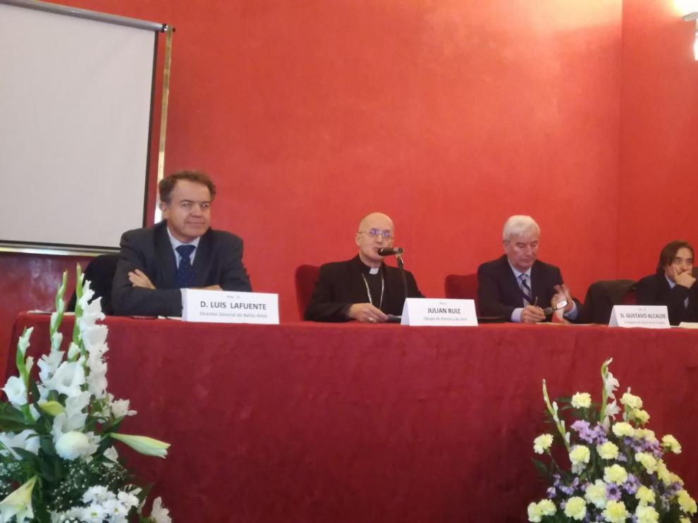 El obispo de Huesca, Julián Ruiz (segundo por la izquierda) durante la inauguración del alfarje del Tanto Monta,
